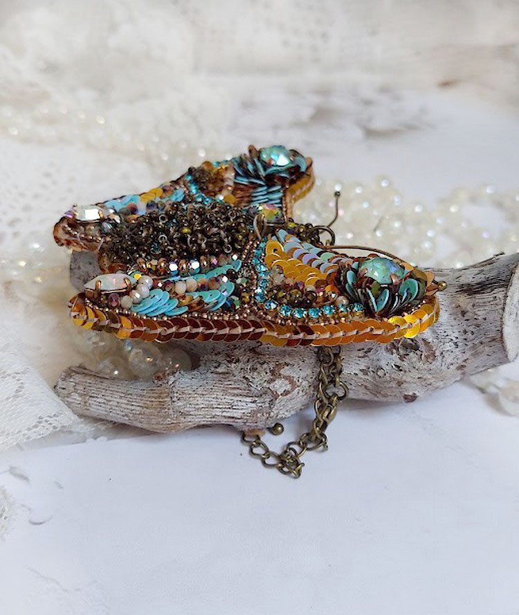 Pendentif Papillon Sauvage Ombré brodé avec rocailles, sequins, strass et perles Cristal Swarovski