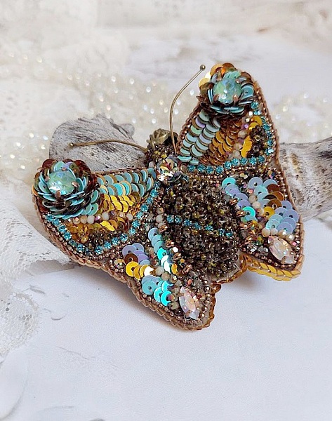 Pendentif Papillon Sauvage Ombr&eacute; brod&eacute; avec rocailles, sequins, strass et perles Cristal Swarovski