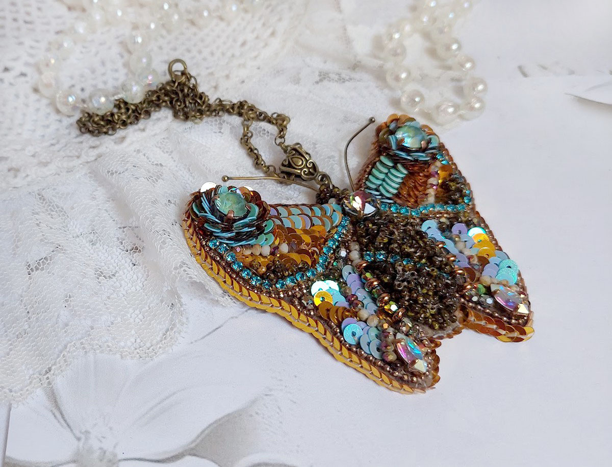 Pendentif Papillon Sauvage Ombré brodé avec rocailles, sequins, strass et perles Cristal Swarovski