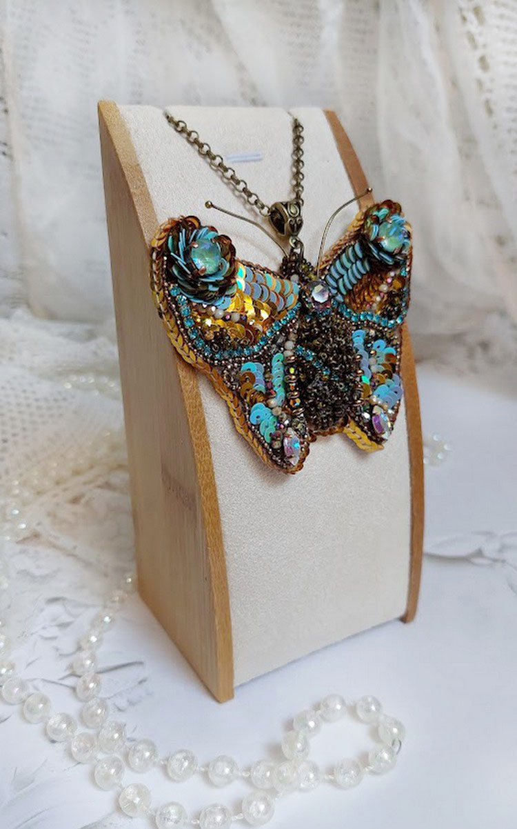Pendentif Papillon Sauvage Ombré brodé avec rocailles, sequins, strass et perles Cristal Swarovski