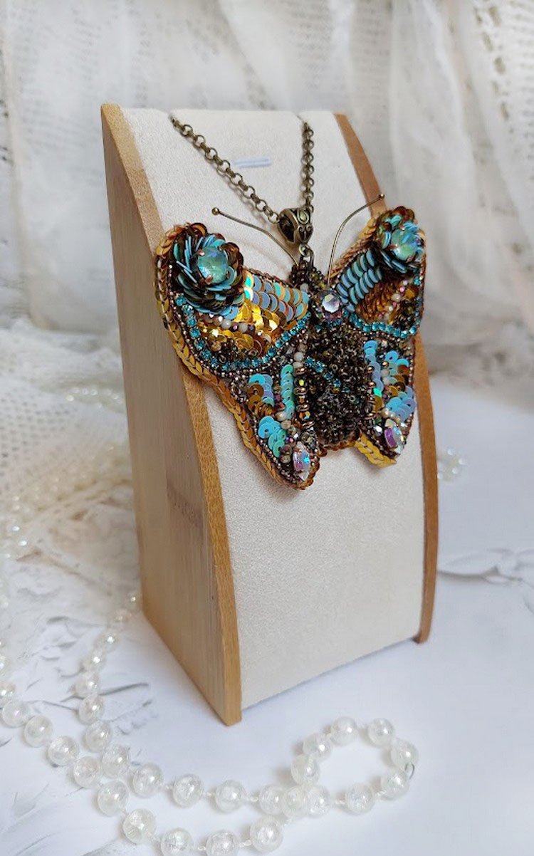 Pendentif Papillon Sauvage Ombré brodé avec rocailles, sequins, strass et perles Cristal Swarovski