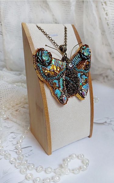 Pendentif Papillon Sauvage Ombr&eacute; brod&eacute; avec rocailles, sequins, strass et perles Cristal Swarovski
