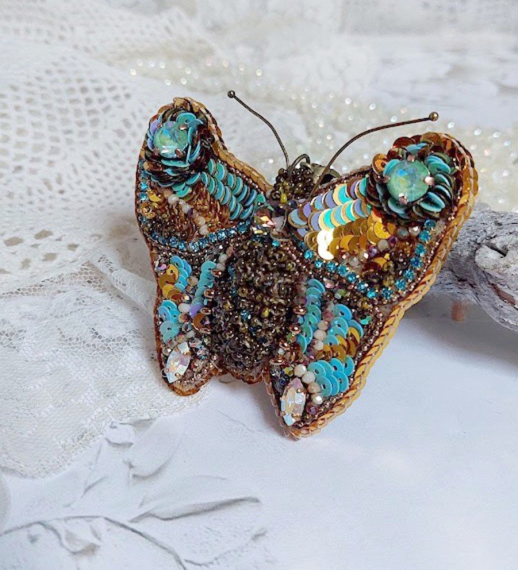 Pendentif Papillon Sauvage Ombré brodé avec rocailles, sequins, strass et perles Cristal Swarovski