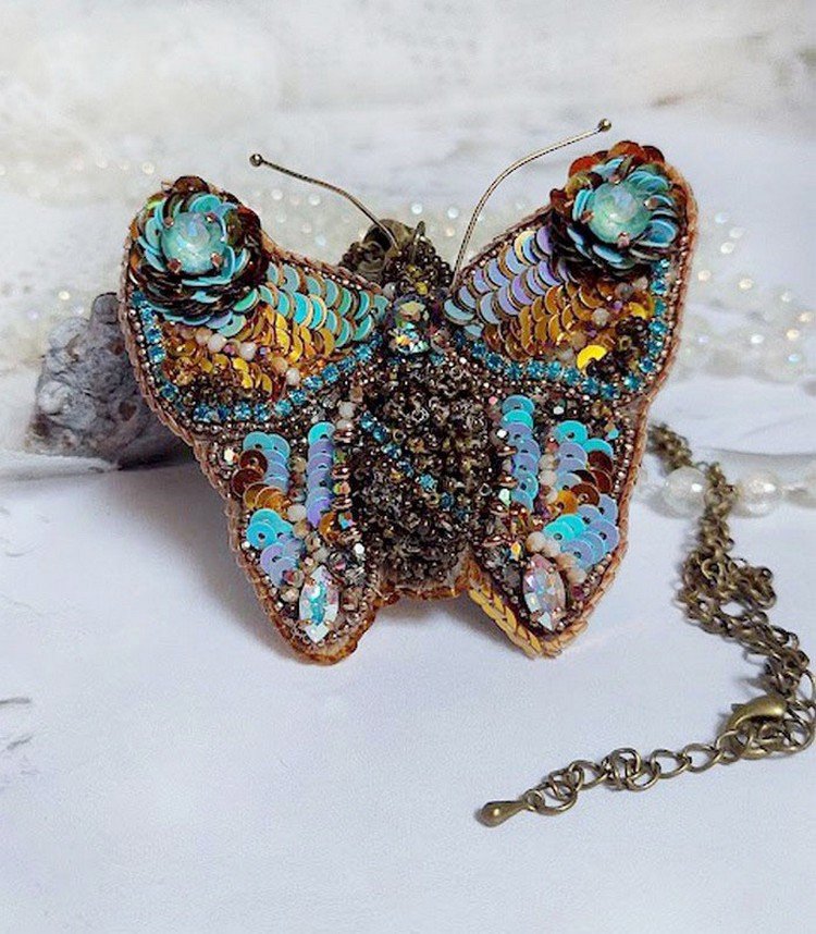 Pendentif Papillon Sauvage Ombré brodé avec rocailles, sequins, strass et perles Cristal Swarovski