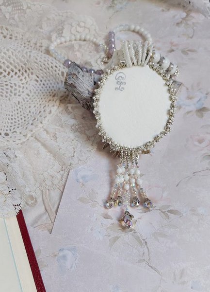 Pendentif Nuages Blancs brod&eacute; avec fleurs en r&eacute;sine, cabochon verre, perles de Jade, dentelle et perles cristal Swarovski