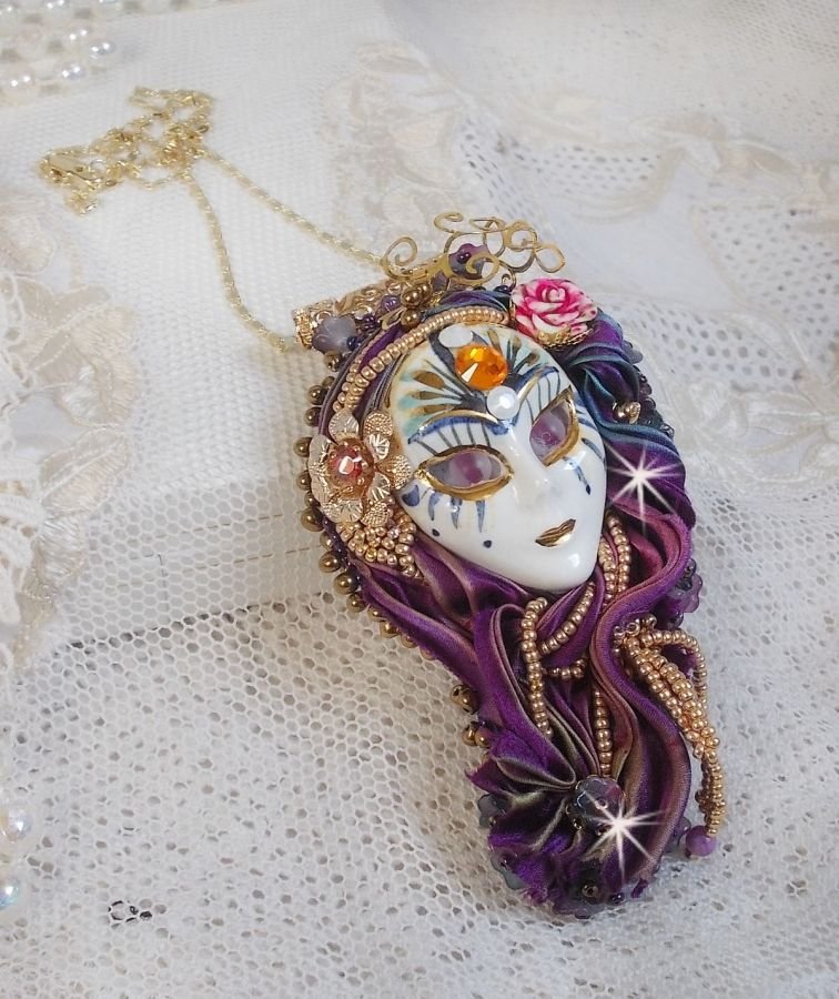 Pendentif La Passionnée de Venise brodé avec un ruban de Soie Shibori, des perles Sugilite semi-précieuses, des cristaux et diverses perles