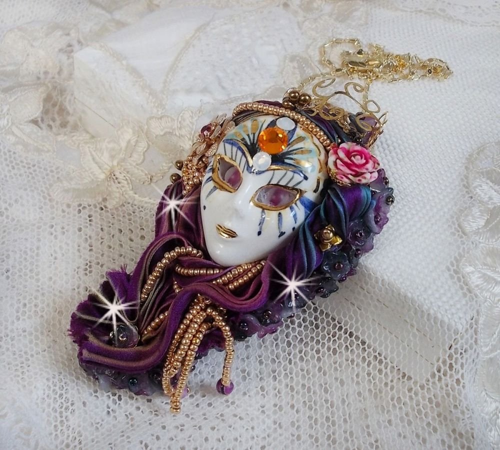 Pendentif La Passionnée de Venise brodé avec un ruban de Soie Shibori, des perles Sugilite semi-précieuses, des cristaux et diverses perles