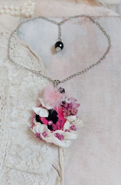 Pendentif Pink brod&eacute; avec ruban de soie, fleurs cloches en verre, rocailles, &eacute;cusson et pompons fourrure vison 