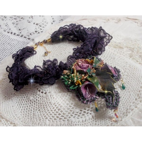 Pendentif Poésie de Fleurs Haute-Couture brodé avec des fleurs en porcelaine, de la dentelle violine très ancienne, des cristaux, des rocailles avec des accessoires en argent 925 et en plaqué Or
