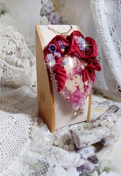 Pendentif Pretty Lady brod&eacute; avec ruban de soie, cabochon ovale r&eacute;sine, perles cristal Swarovski, perles verre et cha&icirc;ne plaqu&eacute; or