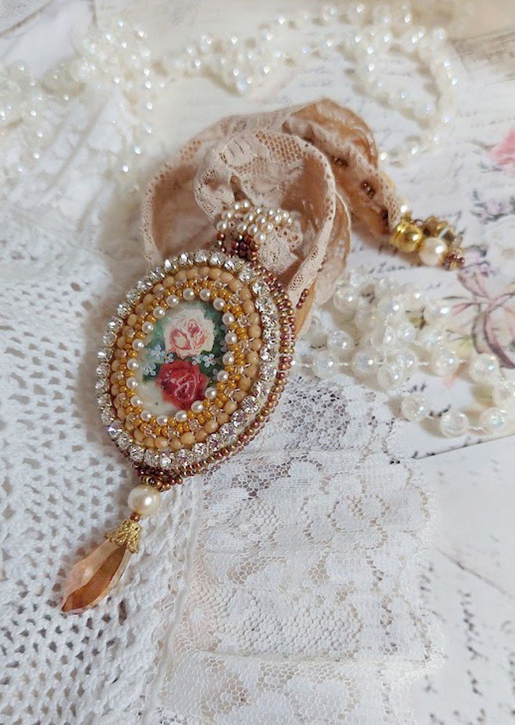 Pendentif Reflets de Rosée brodé avec cabochon résine, dentelle ancienne, chatons, gouttes Crystal, perles verres et rocailles