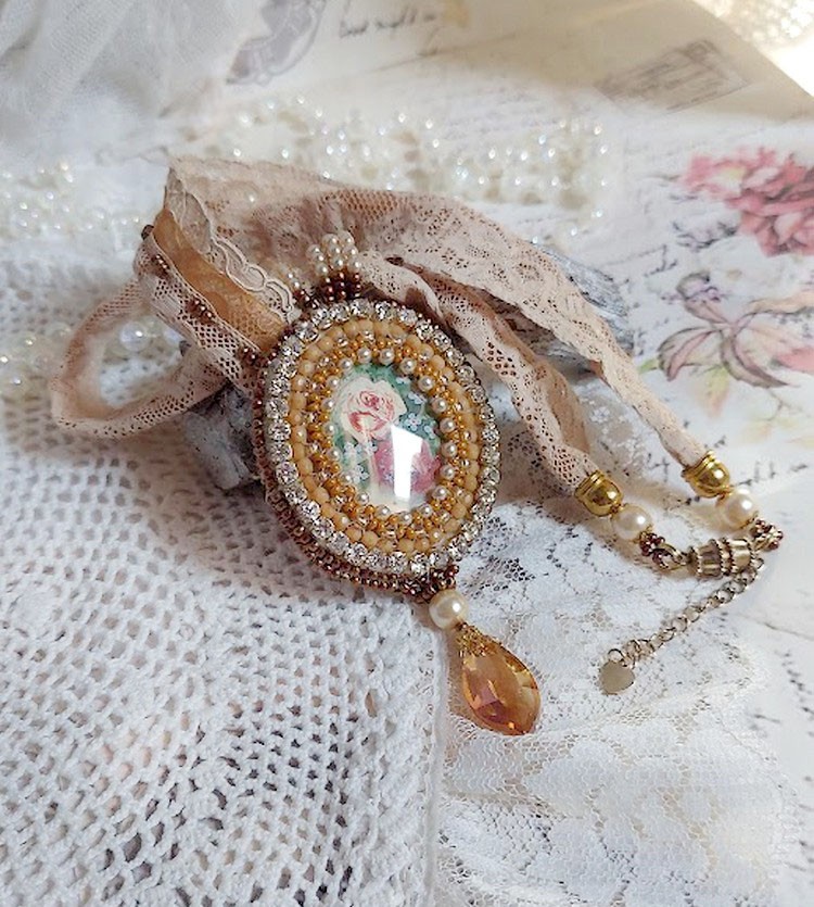 Pendentif Reflets de Rosée brodé avec cabochon résine, dentelle ancienne, chatons, gouttes Crystal, perles verres et rocailles
