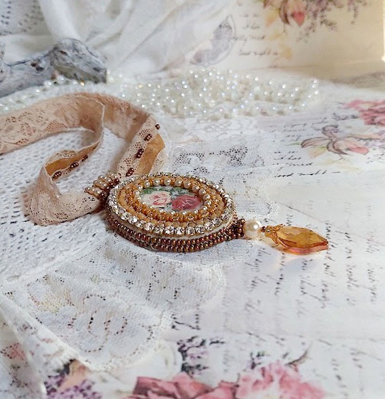 Pendentif Reflets de Rosée brodé avec cabochon résine, dentelle ancienne, chatons, gouttes Crystal, perles verres et rocailles