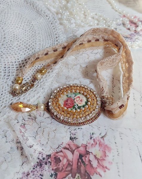 Pendentif Reflets de Ros&eacute;e brod&eacute; avec cabochon r&eacute;sine, dentelle ancienne, chatons, gouttes Crystal, perles verres et rocailles