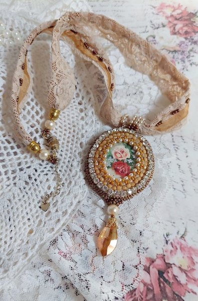 Pendentif Reflets de Ros&eacute;e brod&eacute; avec cabochon r&eacute;sine, dentelle ancienne, chatons, gouttes Crystal, perles verres et rocailles