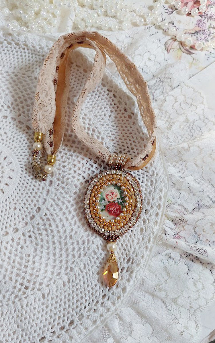 Pendentif Reflets de Rosée brodé avec cabochon résine, dentelle ancienne, chatons, gouttes Crystal, perles verres et rocailles