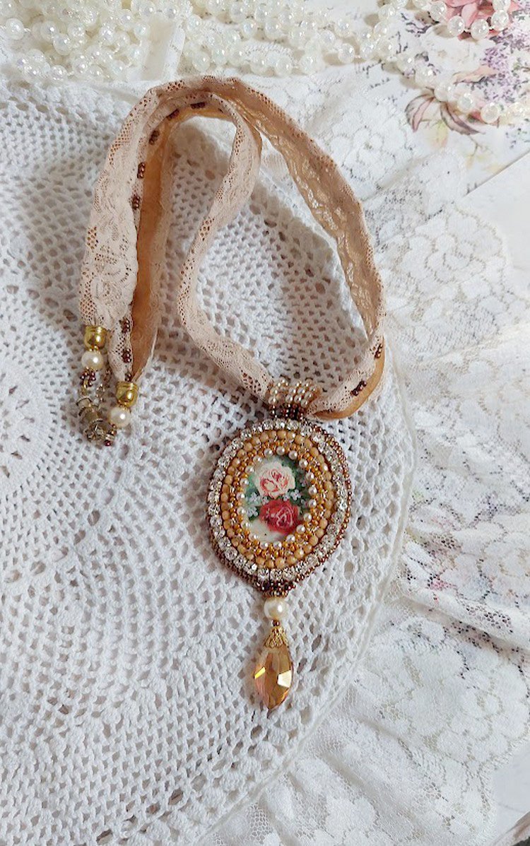 Pendentif Reflets de Rosée brodé avec cabochon résine, dentelle ancienne, chatons, gouttes Crystal, perles verres et rocailles
