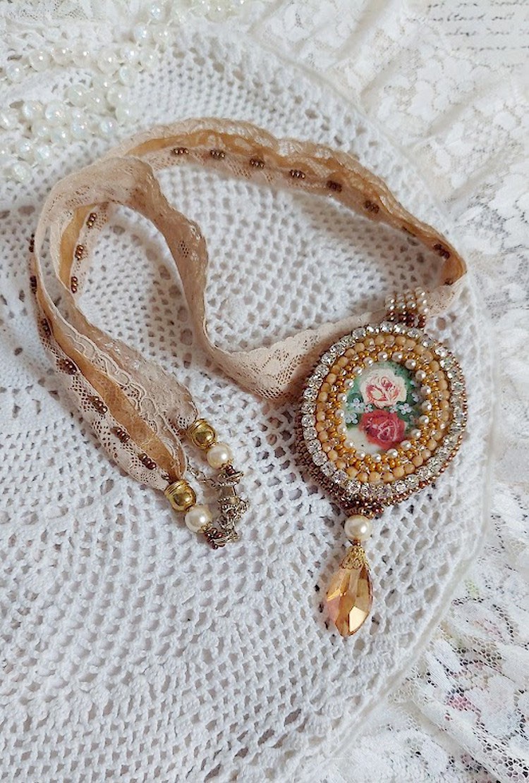 Pendentif Reflets de Rosée brodé avec cabochon résine, dentelle ancienne, chatons, gouttes Crystal, perles verres et rocailles