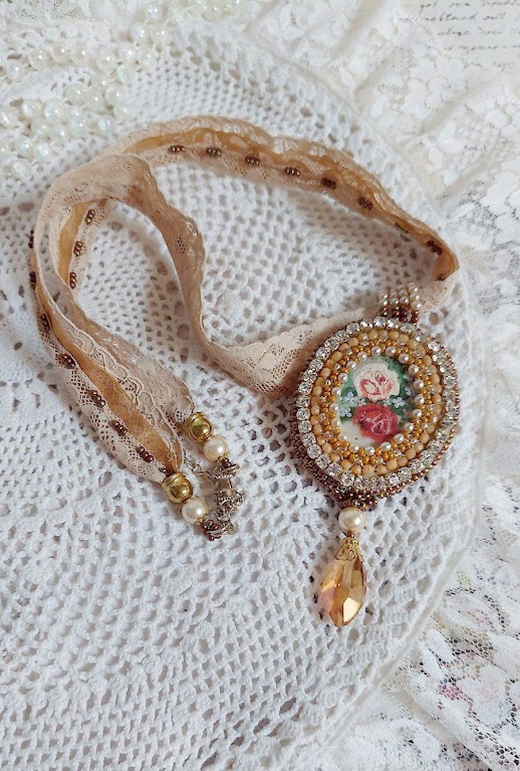 Pendentif Reflets de Rosée brodé avec cabochon résine, dentelle ancienne, chatons, gouttes Crystal, perles verres et rocailles
