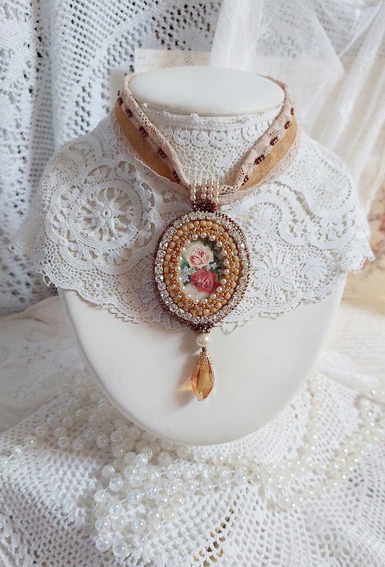 Pendentif Reflets de Rosée brodé avec cabochon résine, dentelle ancienne, chatons, gouttes Crystal, perles verres et rocailles