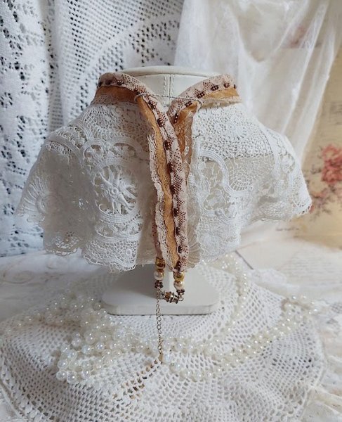 Pendentif Reflets de Ros&eacute;e brod&eacute; avec cabochon r&eacute;sine, dentelle ancienne, chatons, gouttes Crystal, perles verres et rocailles