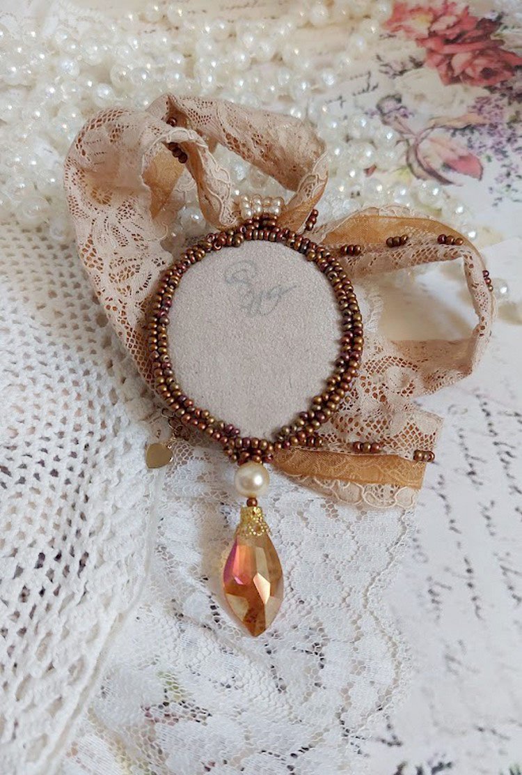 Pendentif Reflets de Rosée brodé avec cabochon résine, dentelle ancienne, chatons, gouttes Crystal, perles verres et rocailles