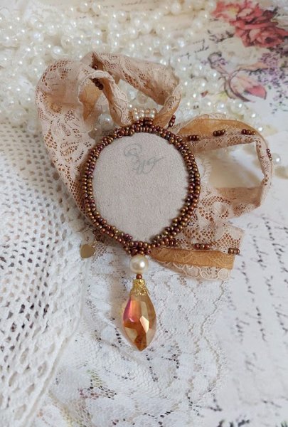 Pendentif Reflets de Ros&eacute;e brod&eacute; avec cabochon r&eacute;sine, dentelle ancienne, chatons, gouttes Crystal, perles verres et rocailles