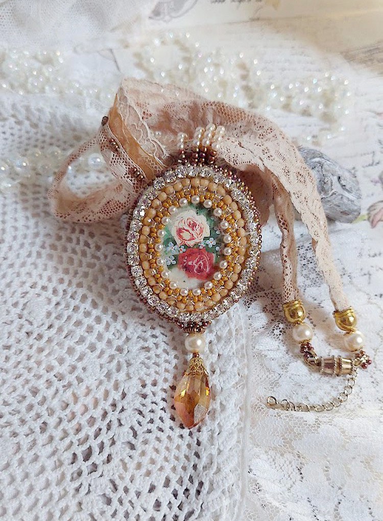 Pendentif Reflets de Rosée brodé avec cabochon résine, dentelle ancienne, chatons, gouttes Crystal, perles verres et rocailles