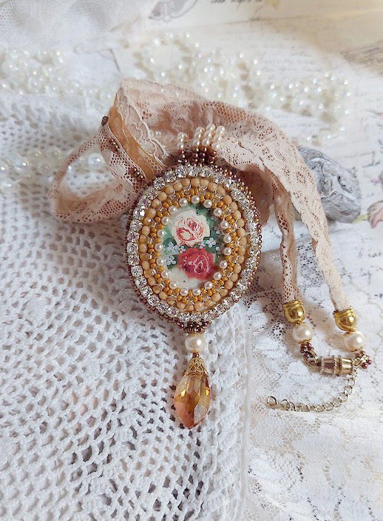 Pendentif Reflets de Rosée brodé avec cabochon résine, dentelle ancienne, chatons, gouttes Crystal, perles verres et rocailles