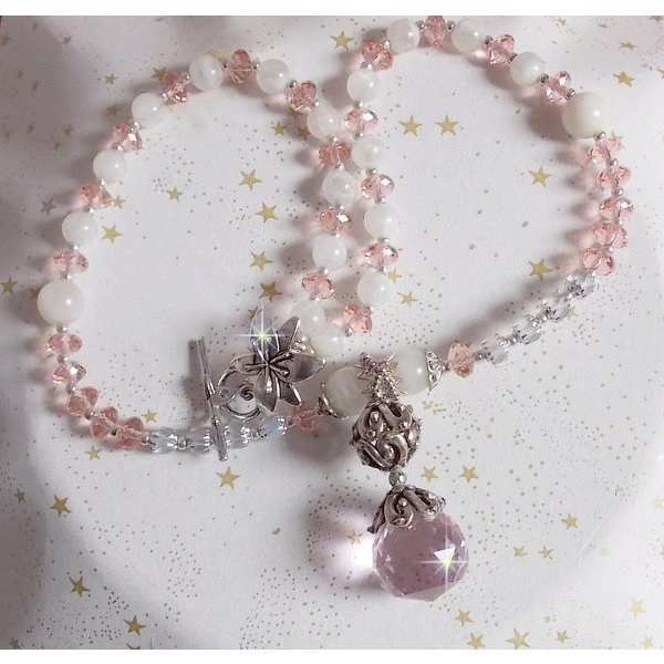 Pendentif Rose Iris&eacute; mont&eacute; avec des perles rondes aplaties en cristal, des perles de gemme : la pierre de lune, des coupelles d&ocirc;mes, une perle d&rsquo;espacement strass&eacute;e, perles lisses et filigran&eacute;es
