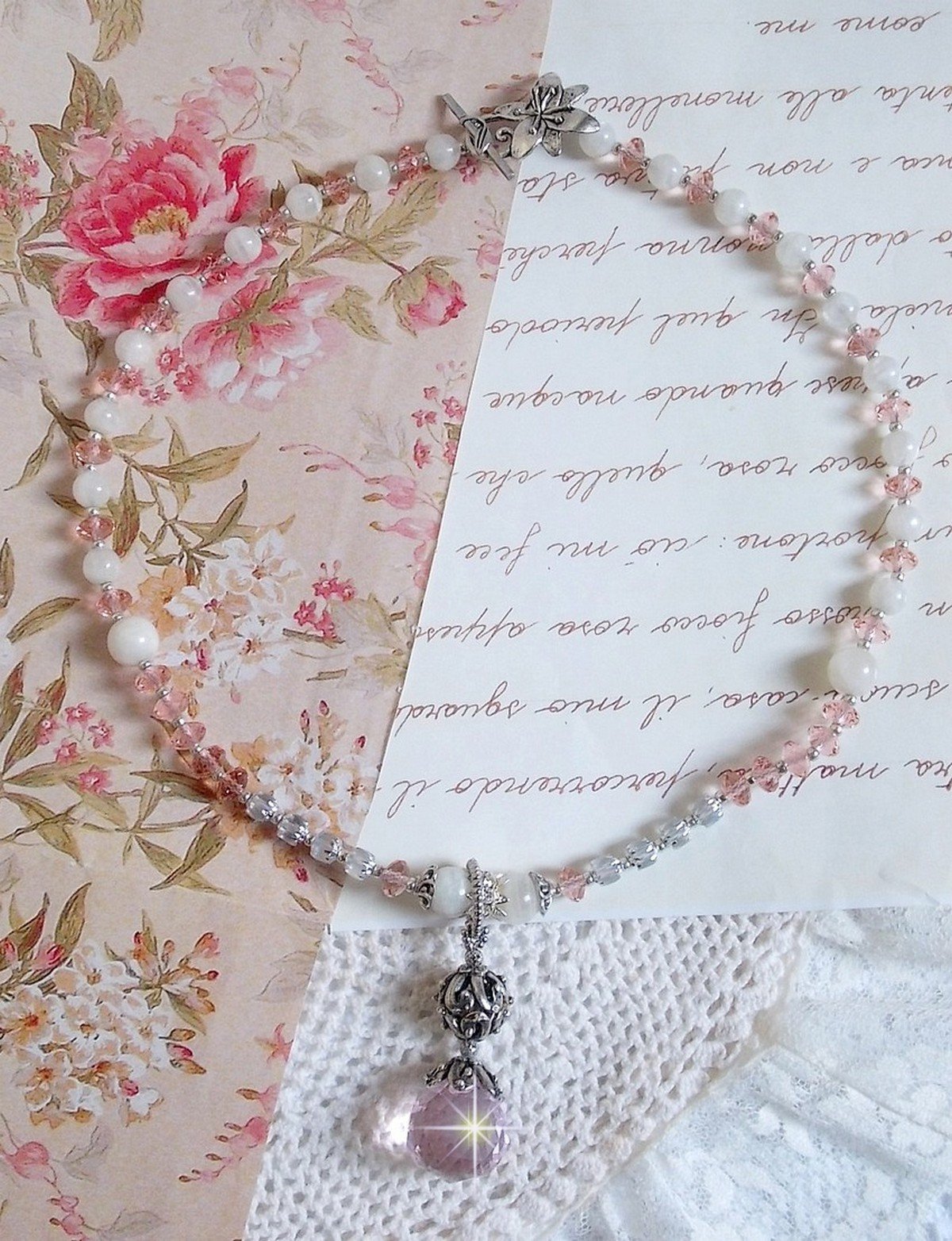 Pendentif Rose Iris&eacute; mont&eacute; avec des perles rondes aplaties en cristal, des perles de gemme : la pierre de lune, des coupelles d&ocirc;mes, une perle d&rsquo;espacement strass&eacute;e, perles lisses et filigran&eacute;es