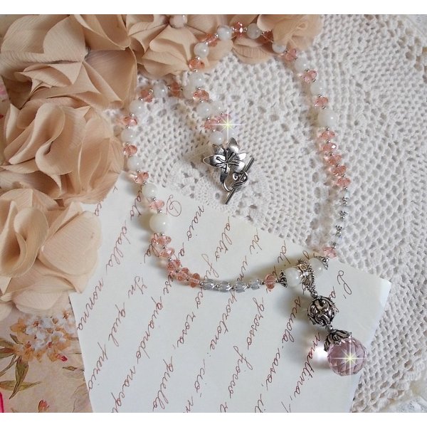 Pendentif Rose Iris&eacute; mont&eacute; avec des perles rondes aplaties en cristal, des perles de gemme : la pierre de lune, des coupelles d&ocirc;mes, une perle d&rsquo;espacement strass&eacute;e, perles lisses et filigran&eacute;es