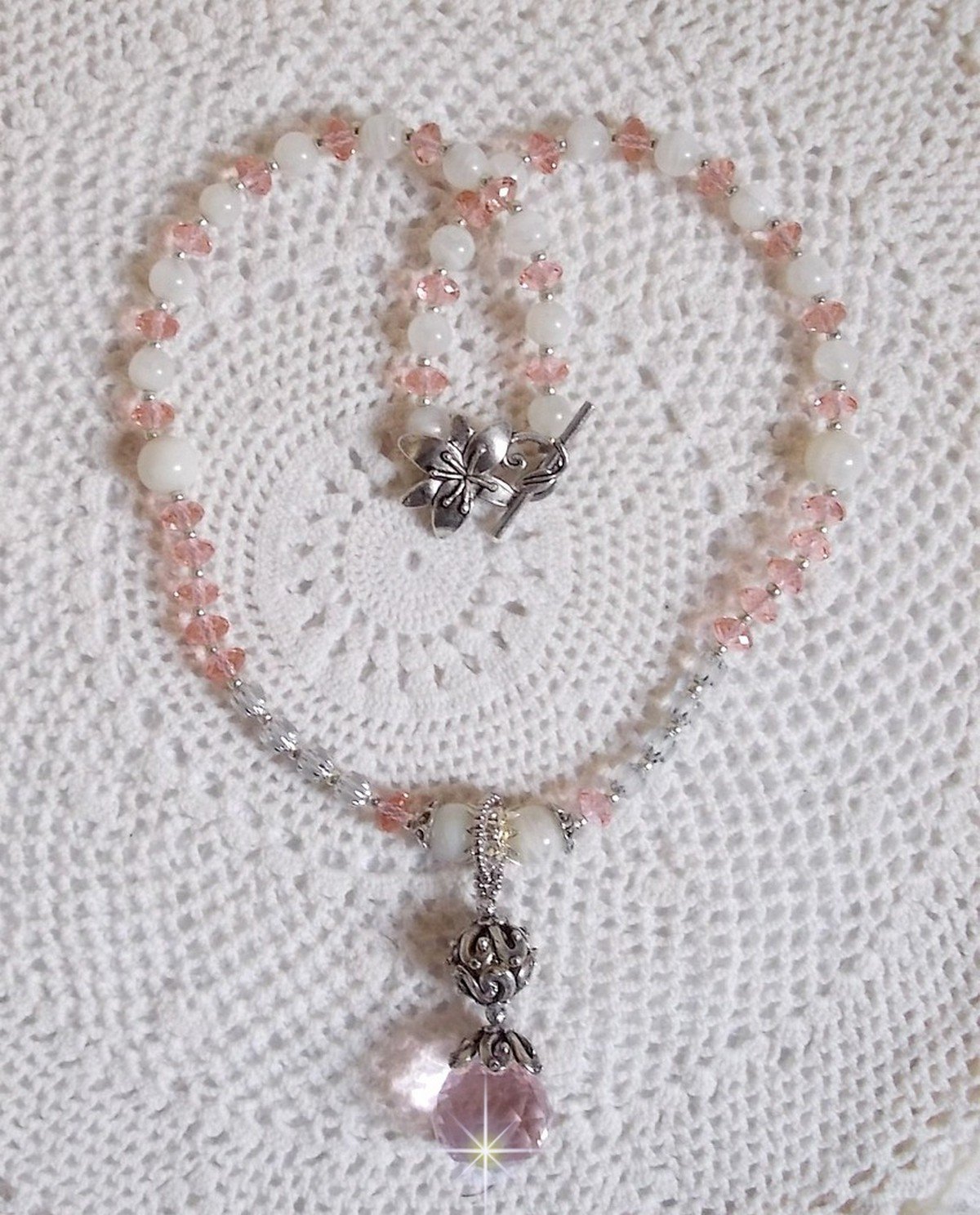 Pendentif Rose Iris&eacute; mont&eacute; avec des perles rondes aplaties en cristal, des perles de gemme : la pierre de lune, des coupelles d&ocirc;mes, une perle d&rsquo;espacement strass&eacute;e, perles lisses et filigran&eacute;es