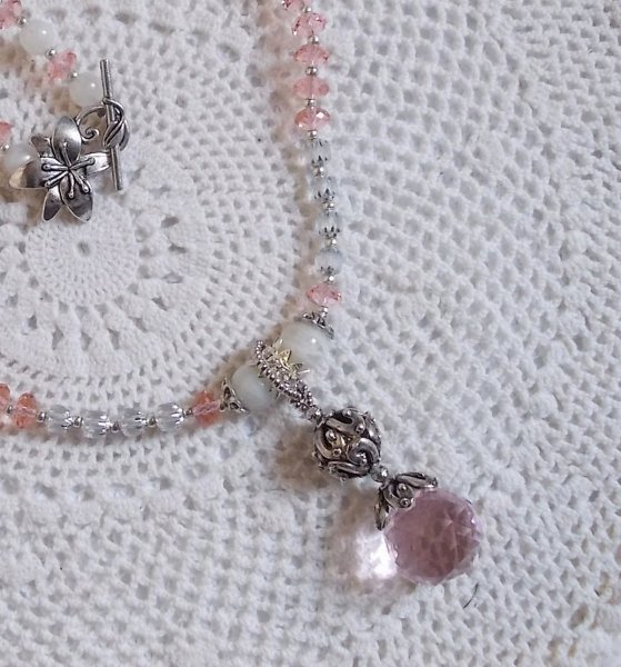 Pendentif Rose Iris&eacute; mont&eacute; avec des perles rondes aplaties en cristal, des perles de gemme : la pierre de lune, des coupelles d&ocirc;mes, une perle d&rsquo;espacement strass&eacute;e, perles lisses et filigran&eacute;es