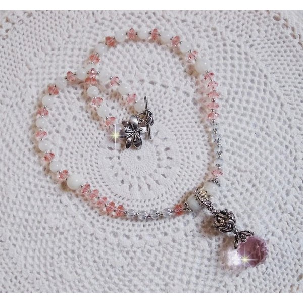 Pendentif Rose Iris&eacute; mont&eacute; avec des perles rondes aplaties en cristal, des perles de gemme : la pierre de lune, des coupelles d&ocirc;mes, une perle d&rsquo;espacement strass&eacute;e, perles lisses et filigran&eacute;es