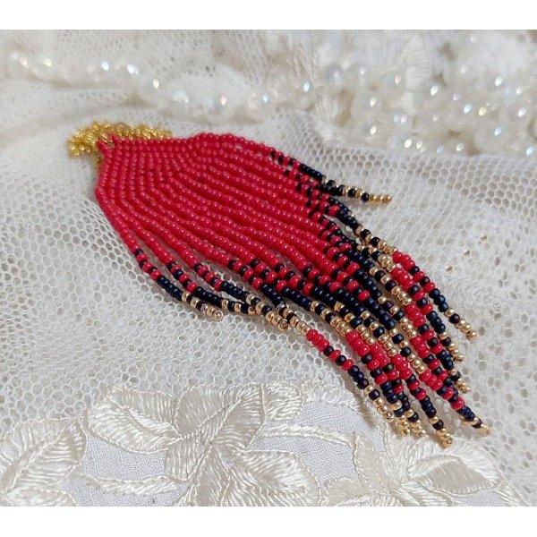 Pendentif Tourbillons de Rouge avec des rocailles aux trois couleurs : Rouge, Bleu Iris et Dor&eacute; pour les pampilles. Le tout est mont&eacute; sur une cha&icirc;ne et un mousqueton en Plaqu&eacute; Or