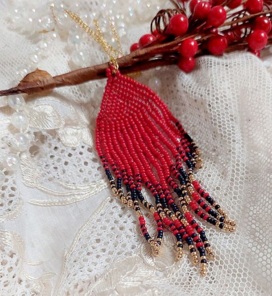 Pendentif Tourbillons de Rouge avec des rocailles aux trois couleurs : Rouge, Bleu Iris et Dor&eacute; pour les pampilles. Le tout est mont&eacute; sur une cha&icirc;ne et un mousqueton en Plaqu&eacute; Or