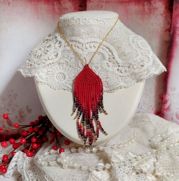 Pendentif Tourbillons de Rouge avec des rocailles aux trois couleurs : Rouge, Bleu Iris et Dor&eacute; pour les pampilles. Le tout est mont&eacute; sur une cha&icirc;ne et un mousqueton en Plaqu&eacute; Or