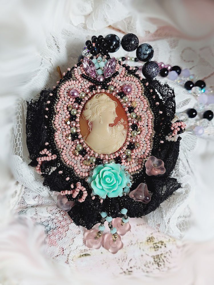 Plastron Marquise brod&eacute; perles nacr&eacute;es, cabochon r&eacute;sine, rondes obsidienne pierre de gemme, dentelle et rocailles verres