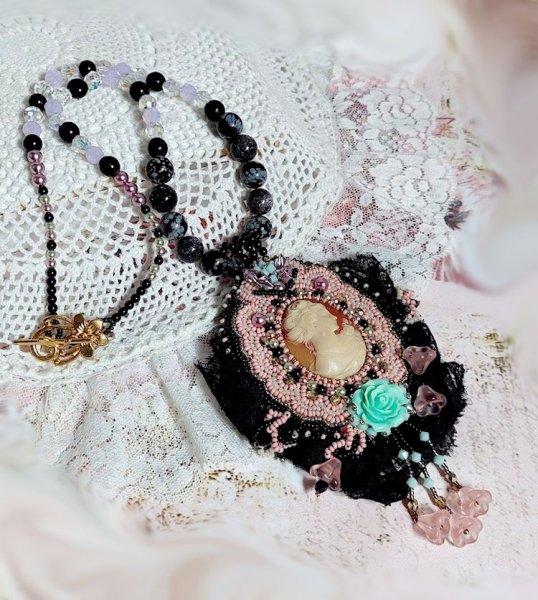 Plastron Marquise brod&eacute; perles nacr&eacute;es, cabochon r&eacute;sine, rondes obsidienne pierre de gemme, dentelle et rocailles verres