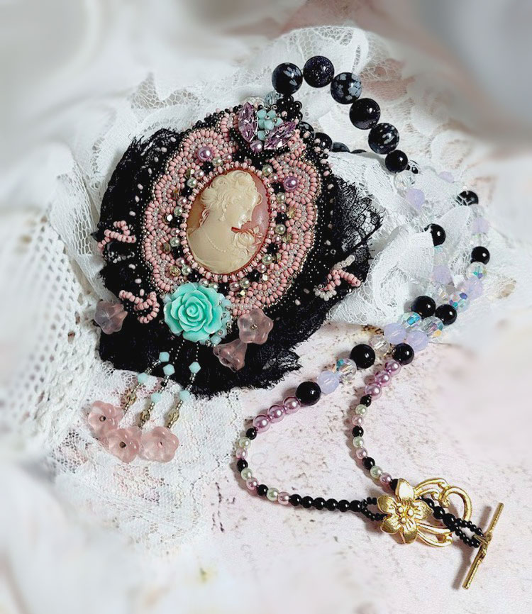Plastron Marquise brod&eacute; perles nacr&eacute;es, cabochon r&eacute;sine, rondes obsidienne pierre de gemme, dentelle et rocailles verres