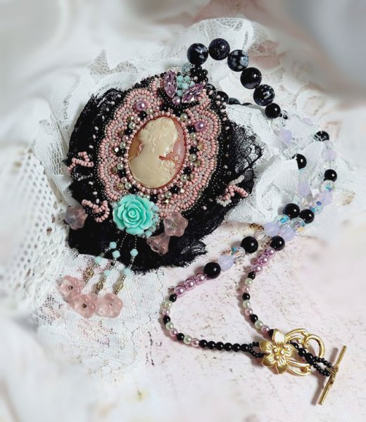 Plastron Marquise brod&eacute; perles nacr&eacute;es, cabochon r&eacute;sine, rondes obsidienne pierre de gemme, dentelle et rocailles verres