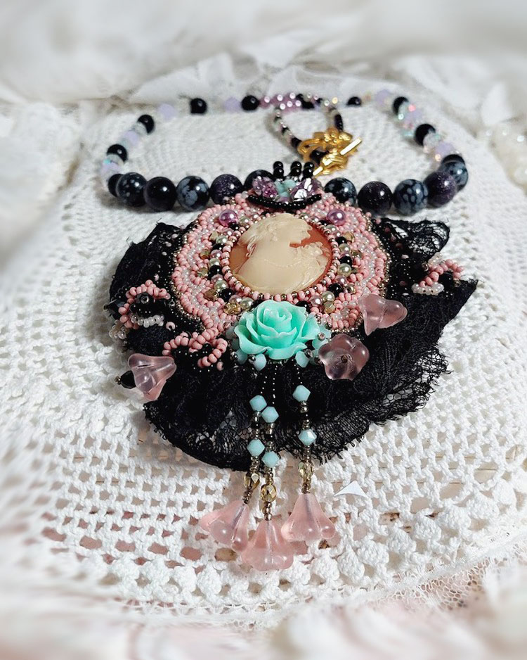 Plastron Marquise brod&eacute; perles nacr&eacute;es, cabochon r&eacute;sine, rondes obsidienne pierre de gemme, dentelle et rocailles verres