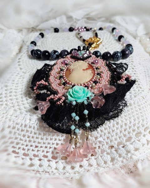 Plastron Marquise brod&eacute; perles nacr&eacute;es, cabochon r&eacute;sine, rondes obsidienne pierre de gemme, dentelle et rocailles verres
