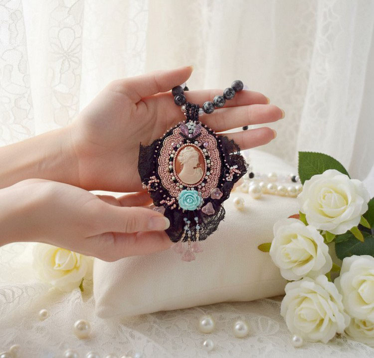 Plastron Marquise brod&eacute; perles nacr&eacute;es, cabochon r&eacute;sine, rondes obsidienne pierre de gemme, dentelle et rocailles verres