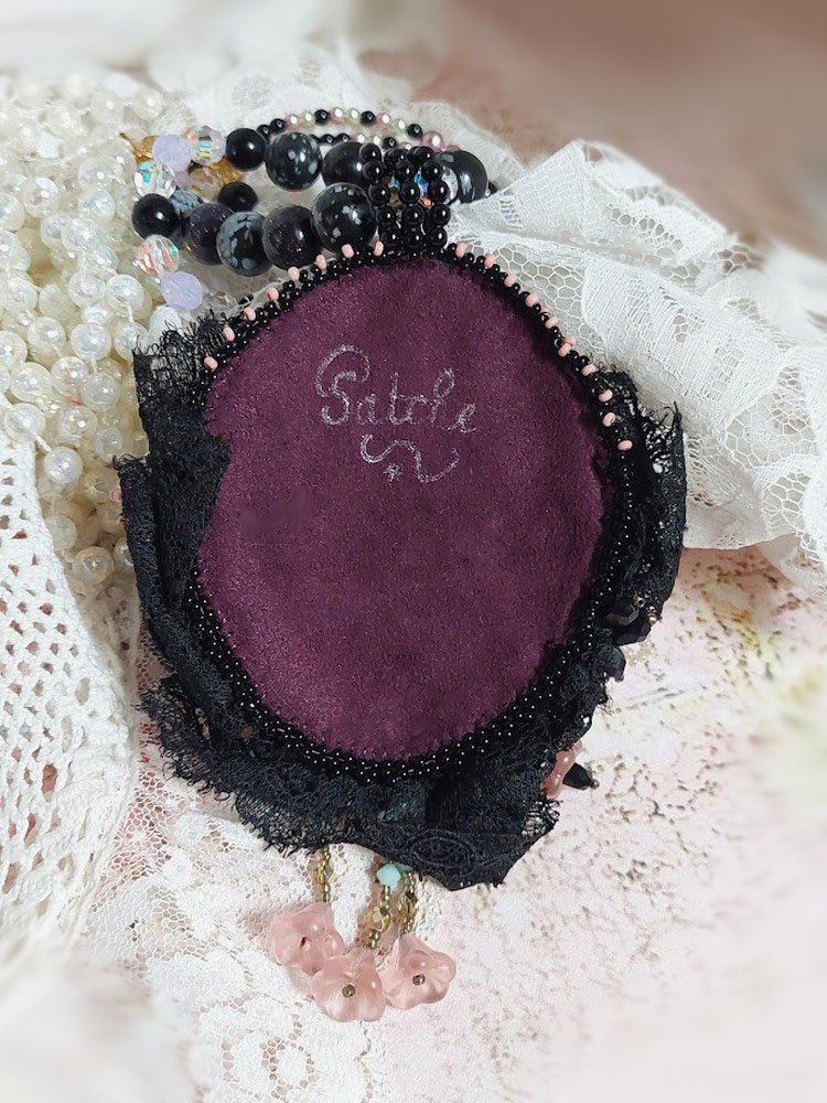 Plastron Marquise brod&eacute; perles nacr&eacute;es, cabochon r&eacute;sine, rondes obsidienne pierre de gemme, dentelle et rocailles verres