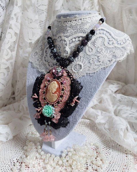 Plastron Marquise brod&eacute; perles nacr&eacute;es, cabochon r&eacute;sine, rondes obsidienne pierre de gemme, dentelle et rocailles verres