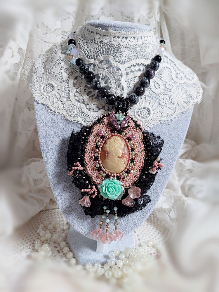 Plastron Marquise brod&eacute; perles nacr&eacute;es, cabochon r&eacute;sine, rondes obsidienne pierre de gemme, dentelle et rocailles verres
