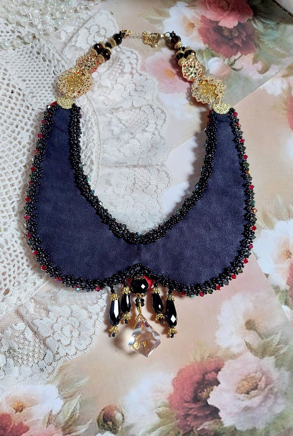 Plastron Nuit d&rsquo;Etoiles brod&eacute; avec des cristaux, perles potirons, perles aplaties et rocailles