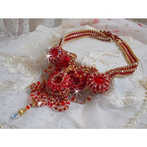 Plastron Rubis haute Couture brod&eacute; avec des cabochons : l&rsquo;Agate et le Corail Rouge, cristaux : fleurs, gouttes, toupies, fleurs, perles en R&eacute;sine et Verre, rocailles,  calottes et perles filigran&eacute;es
